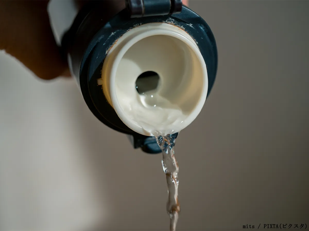 水筒から水を入れる写真