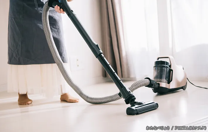 掃除機を使用する人の写真