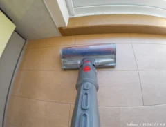 掃除機で掃除をする写真