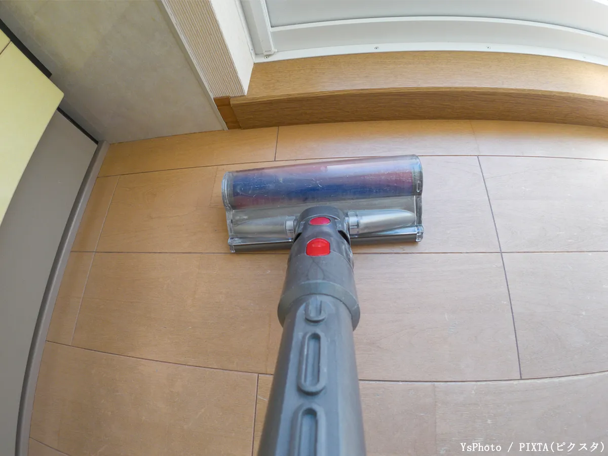 掃除機で掃除をする写真