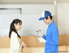 引っ越し業者と女性の写真