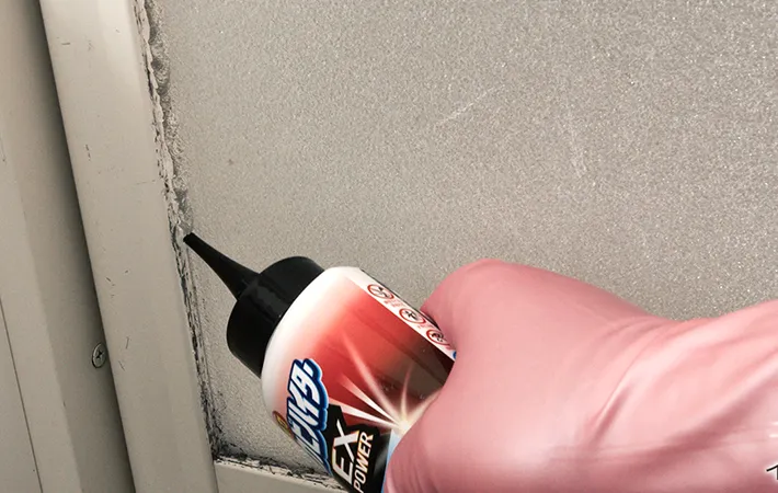 『強力カビハイター EXPOWER カビ用密着ジェル』を使用する写真