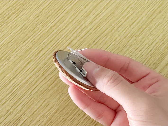 『隠しマグネット』に缶バッチを刺した画像（撮影：grapeライフハック編集部）