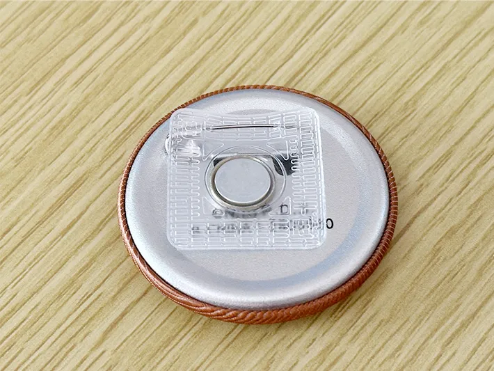 『隠しマグネット』に缶バッチを刺した画像（撮影：grapeライフハック編集部）