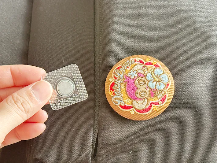 『隠しマグネット』で缶バッチをバッグにつけた画像（撮影：grapeライフハック編集部）