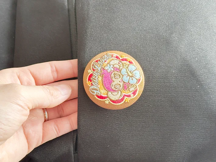 『隠しマグネット』で缶バッチをバッグにつけた画像（撮影：grapeライフハック編集部）