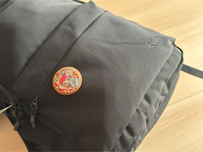 『隠しマグネット』で缶バッチをバッグにつけた画像（撮影：grapeライフハック編集部）