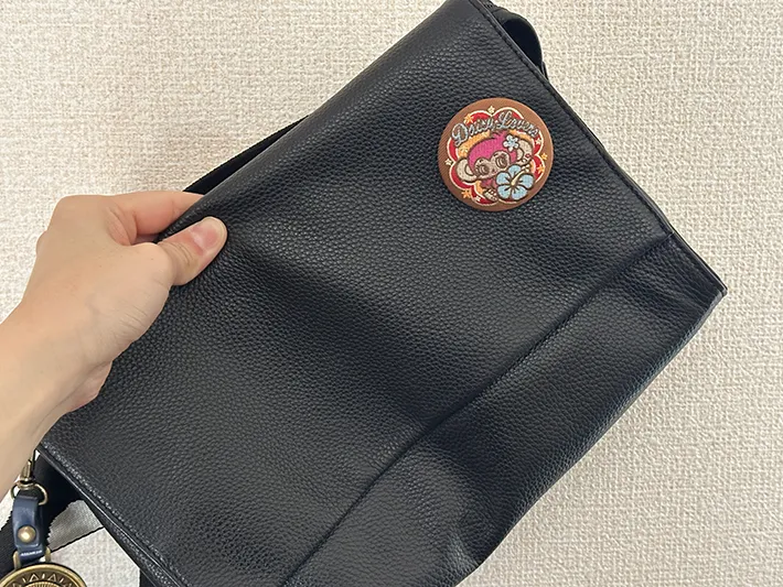 『隠しマグネット』で缶バッチをバッグにつけた画像（撮影：grapeライフハック編集部）