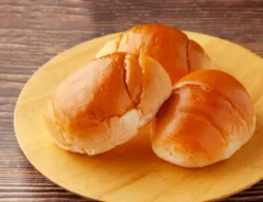 バターロールが積んである写真