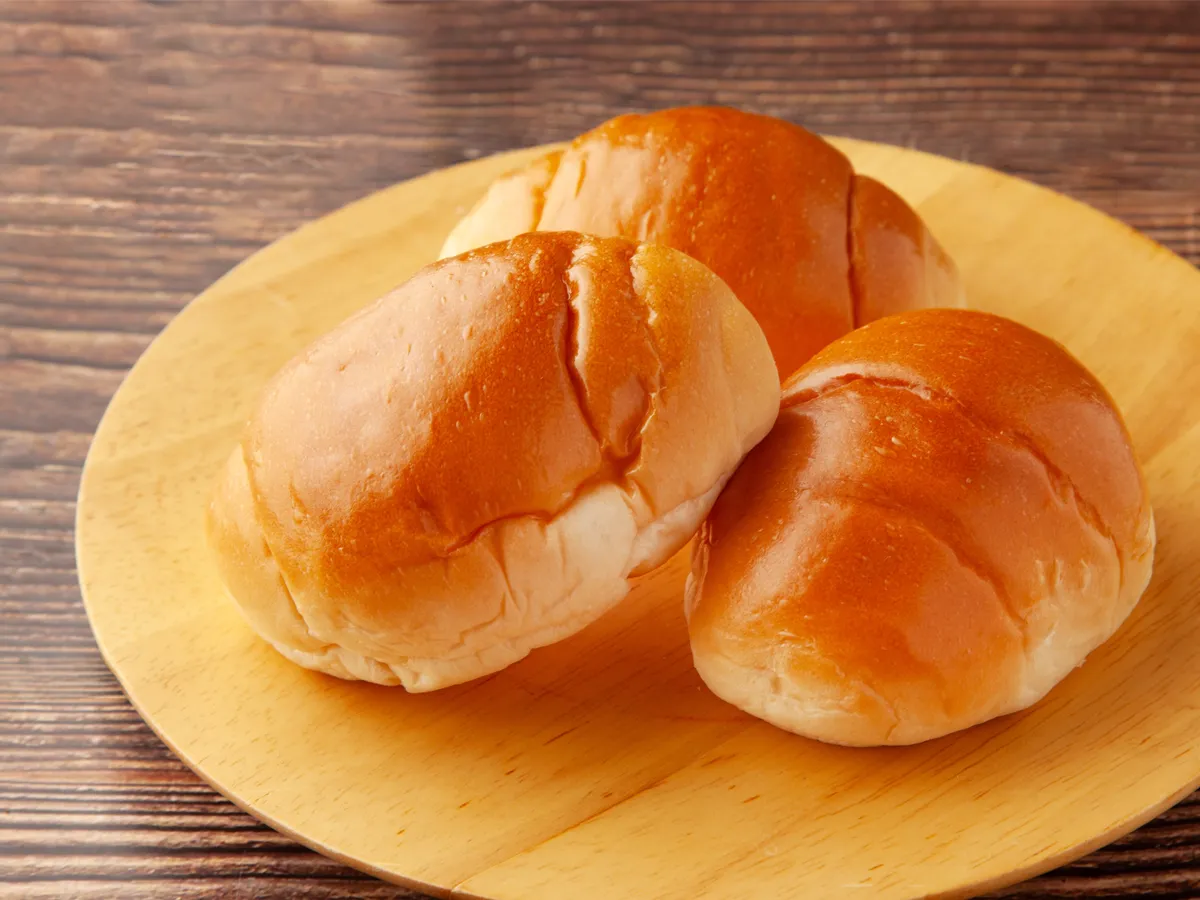 バターロールが積んである写真