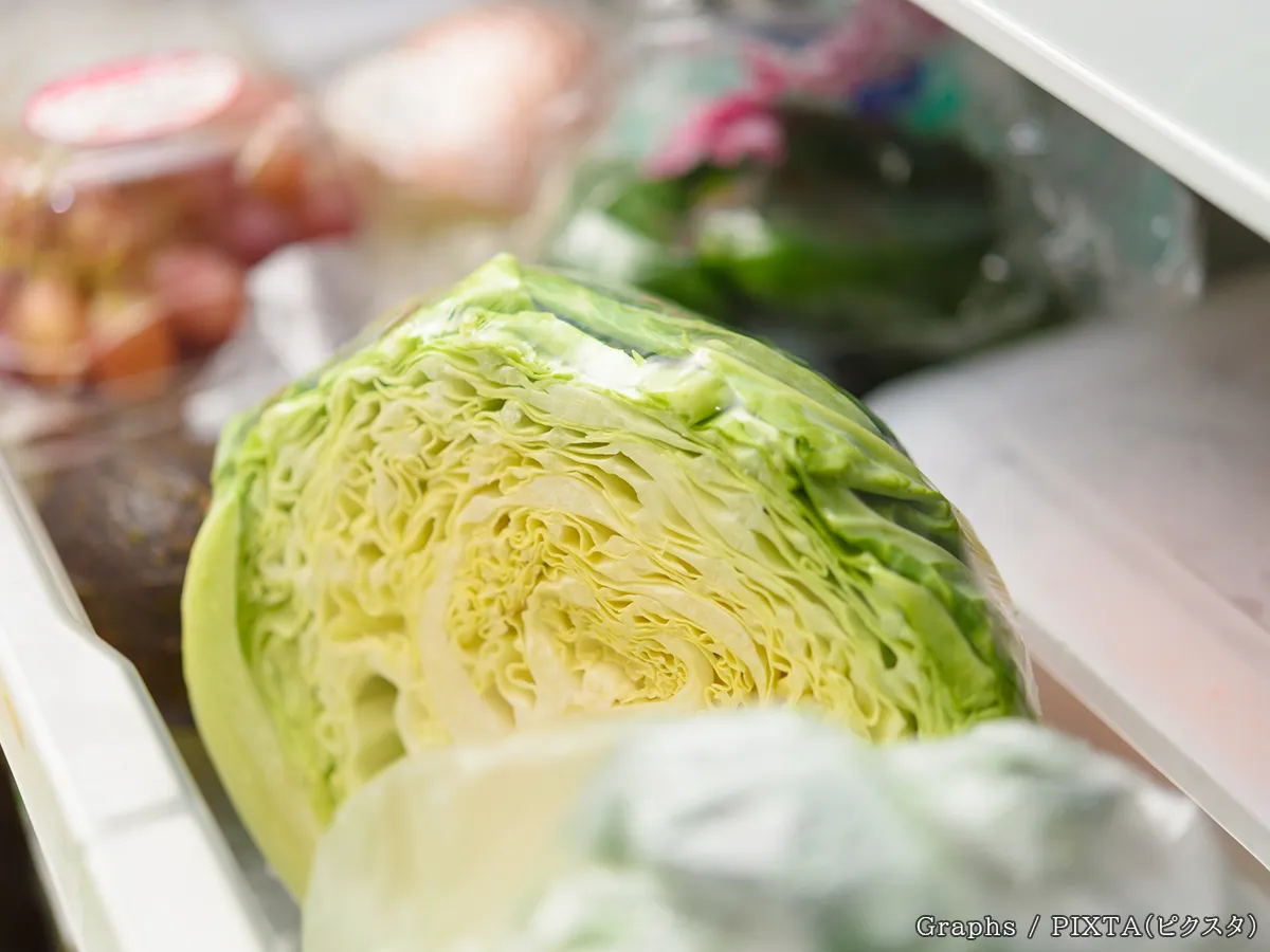 冷蔵庫の中にあるキャベツの写真