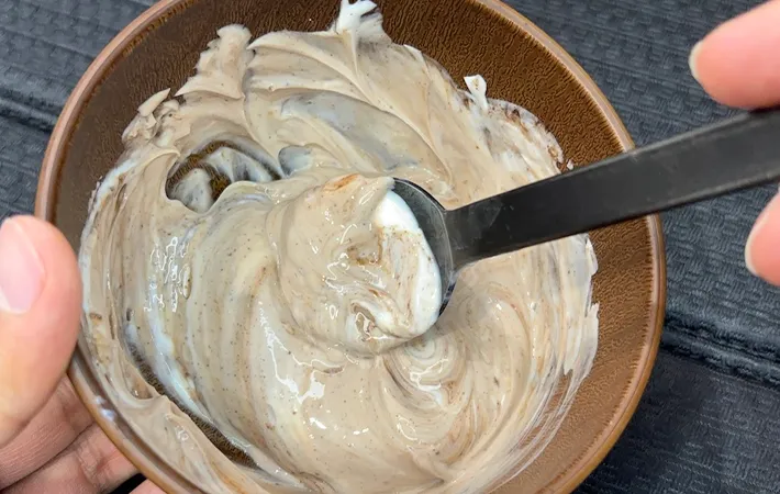 ココアパウダーと混ぜている写真（撮影：キジカク）