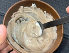 ココアパウダーと混ぜている写真（撮影：キジカク）