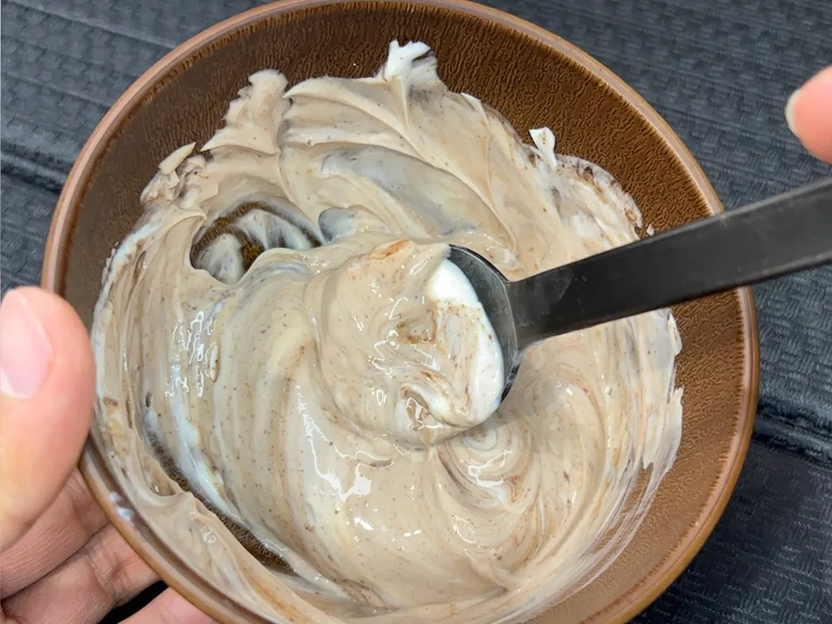 ココアパウダーと混ぜている写真（撮影：キジカク）