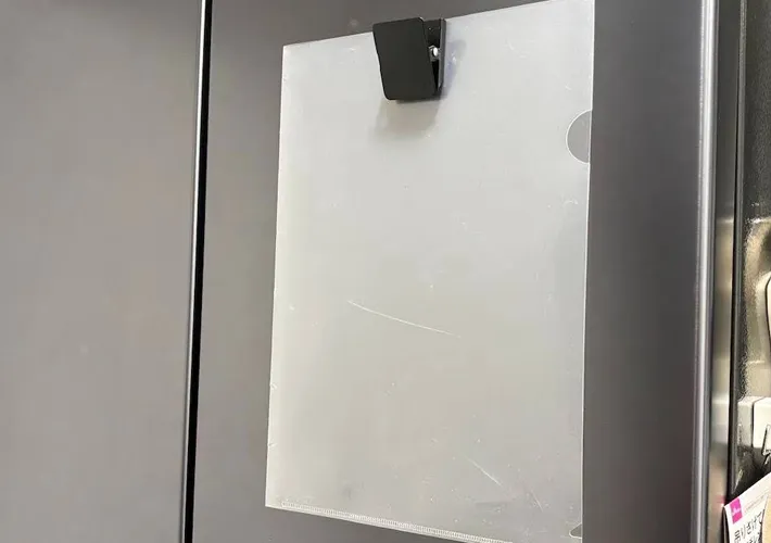 『冷蔵庫に貼り付けたクリアファイル』の写真（撮影：キジカク）