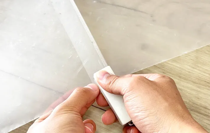 『クリアファイルで生ごみ箱』を作る写真（撮影：キジカク）