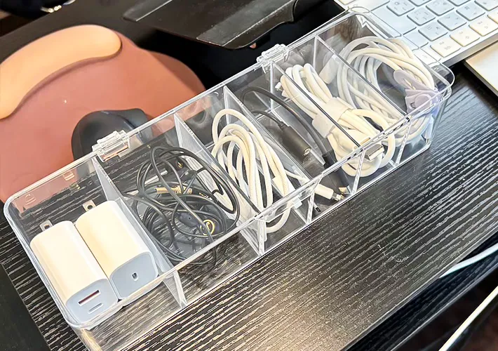 『透明収納ケース（フタ付、B）』でコードの収納をした写真（撮影：キジカク）