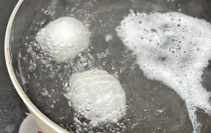 『キッチンペーパーで味玉』を作る写真（撮影：キジカク）