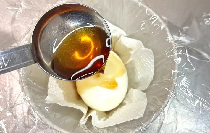 『キッチンペーパーで味玉』を作る写真（撮影：キジカク）