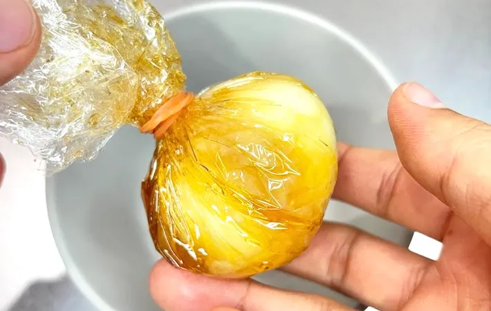 『キッチンペーパーで味玉』を作る写真（撮影：キジカク）