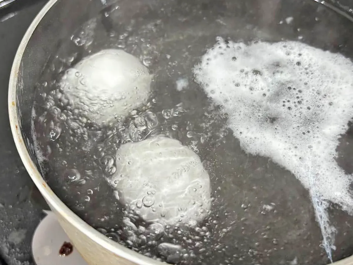 『キッチンペーパーで味玉』を作る写真（撮影：キジカク）