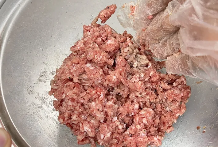 ひき肉をこねる写真（撮影：キジカク）