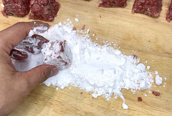 肉ダネに片栗粉をまぶしている写真（撮影：キジカク）