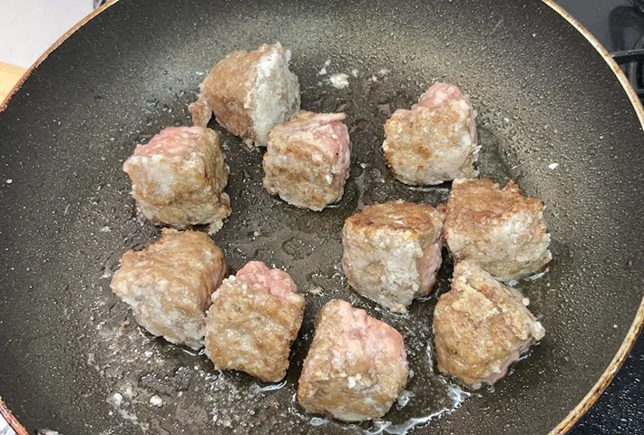 肉ダネを焼いている写真（撮影：キジカク）