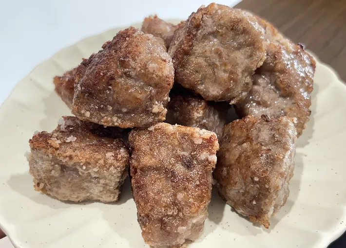 製氷皿で成形したサイコロステーキの写真（撮影：キジカク）