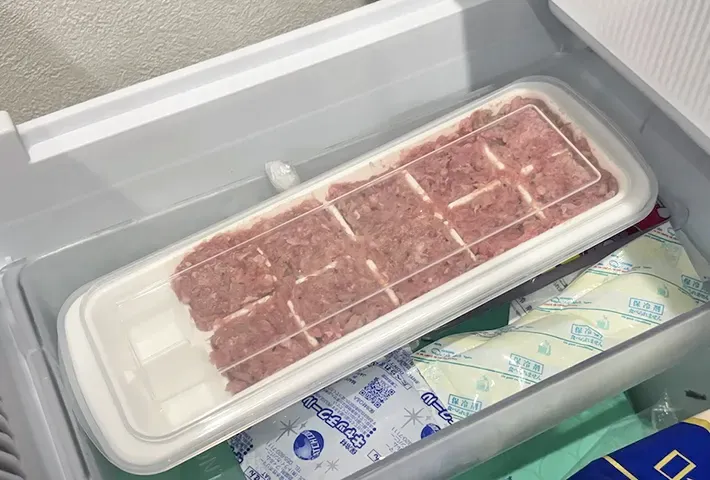肉ダネを冷凍庫に入れる写真（撮影：キジカク）