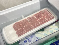 肉ダネを冷凍庫に入れる写真（撮影：キジカク