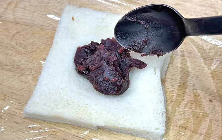 『食パンであんまん』を作る写真（撮影：キジカク）