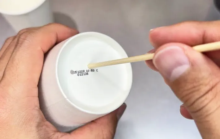 『紙コップで茶こし』を作る写真（撮影：キジカク）