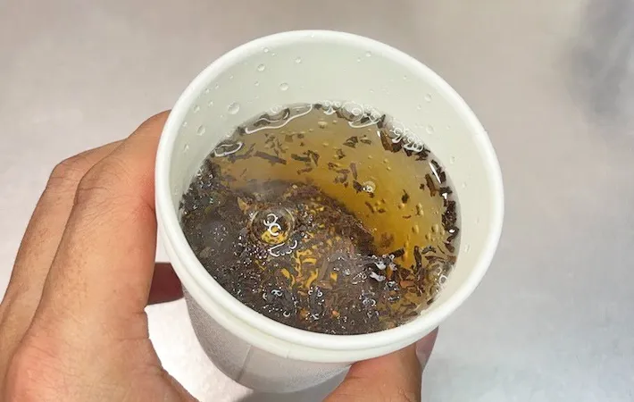 『紙コップで作った茶こし』の使用写真（撮影：キジカク）