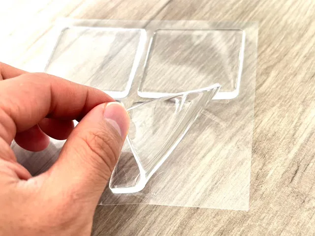 耐震マットをはがす場面（撮影：キジカク）