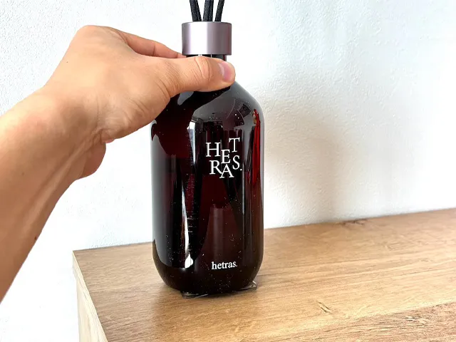 耐震マットをディフューザに貼って、棚に置く場面（撮影：キジカク）