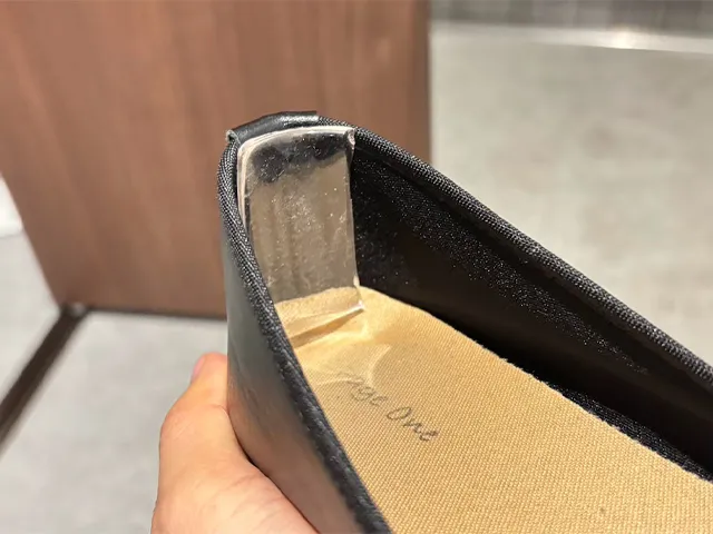耐震マットを靴の内側に貼った場面（撮影：キジカク）