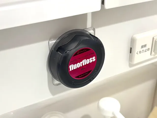 耐震マットを壁に貼った場面（撮影：キジカク）