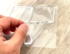 耐震マットをはがす場面（撮影：キジカク）