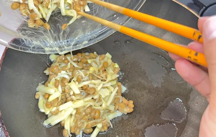 『焼き納豆』を作る写真（撮影：キジカク）