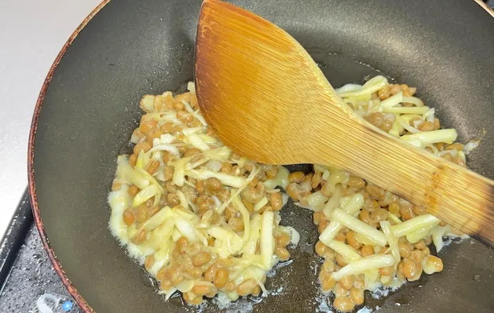 『焼き納豆』を作る写真（撮影：キジカク）