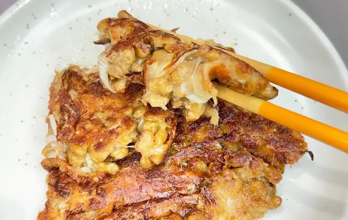 『焼き納豆』の完成写真（撮影：キジカク）