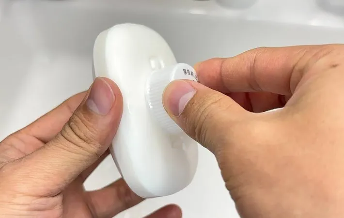 『固形石鹸にキャップを押し当てる』写真（撮影：キジカク）