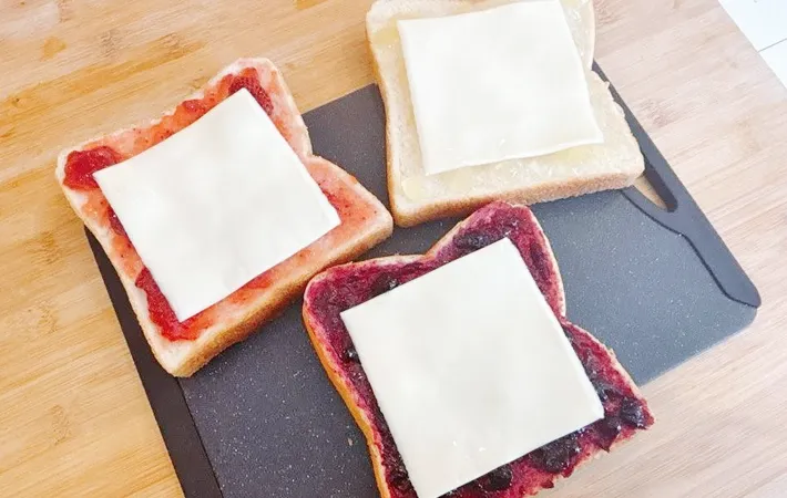 『ジャムチーズトースト』を作る写真（撮影：キジカク）