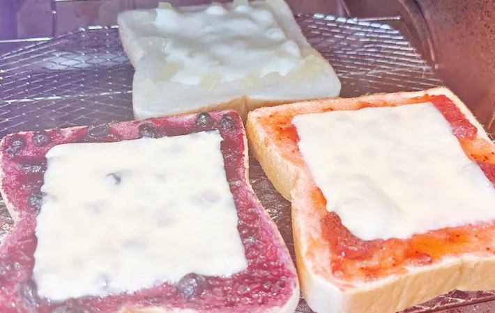 『ジャムチーズトースト』を作る写真（撮影：キジカク）