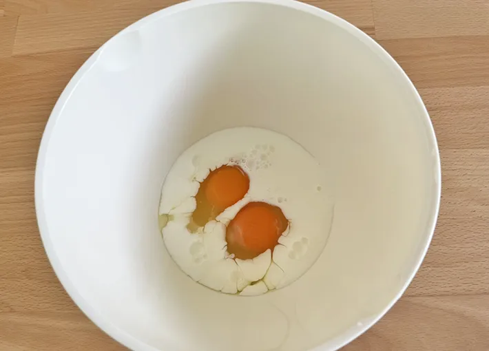 ボウルに入れた卵と牛乳の写真（撮影：grapeフード編集部）