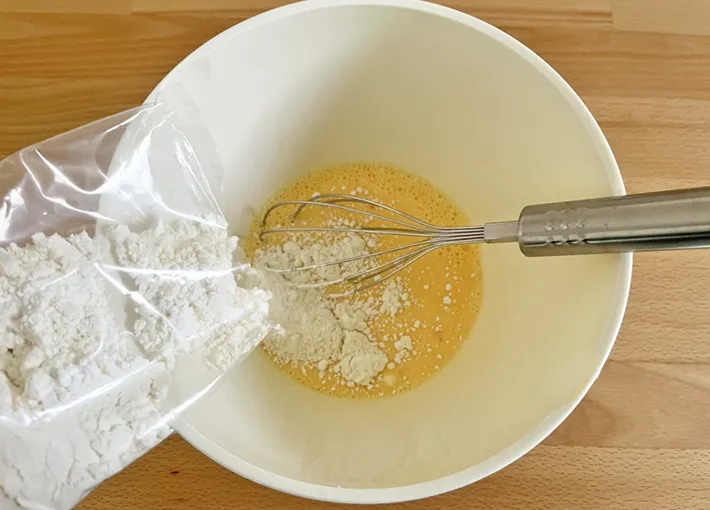ホットケーキミックスを混ぜている写真（撮影：grapeフード編集部）