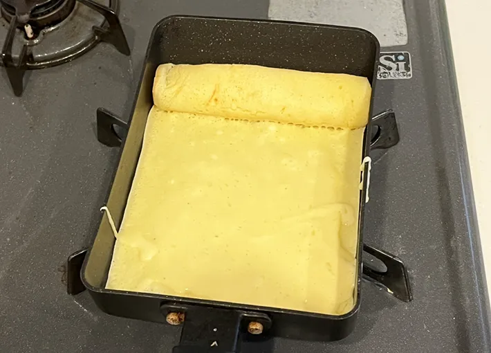 玉子焼き器でホットケーキを焼いている写真（撮影：grapeフード編集部）