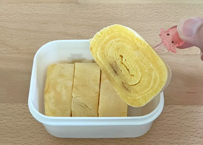 お弁当に入れた玉子焼き風ホットケーキの写真（撮影：grapeフード編集部）