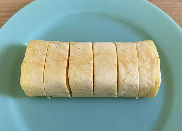 カットした玉子焼き風ホットケーキの写真（撮影：grapeフード編集部）